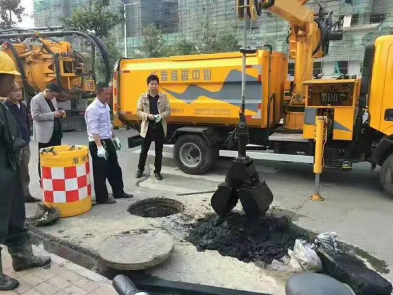 霍林郭勒街道：网格员化身“清道夫”，为民解忧疏通“堵心”化粪池