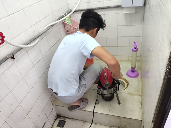 霍林郭勒肥皂掉到马桶里把马桶堵住了怎么办？马桶堵住了怎么办