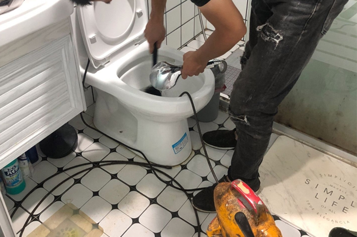 霍林郭勒马桶堵塞自己疏通还是找师傅?专业上门服务让你省时更省心